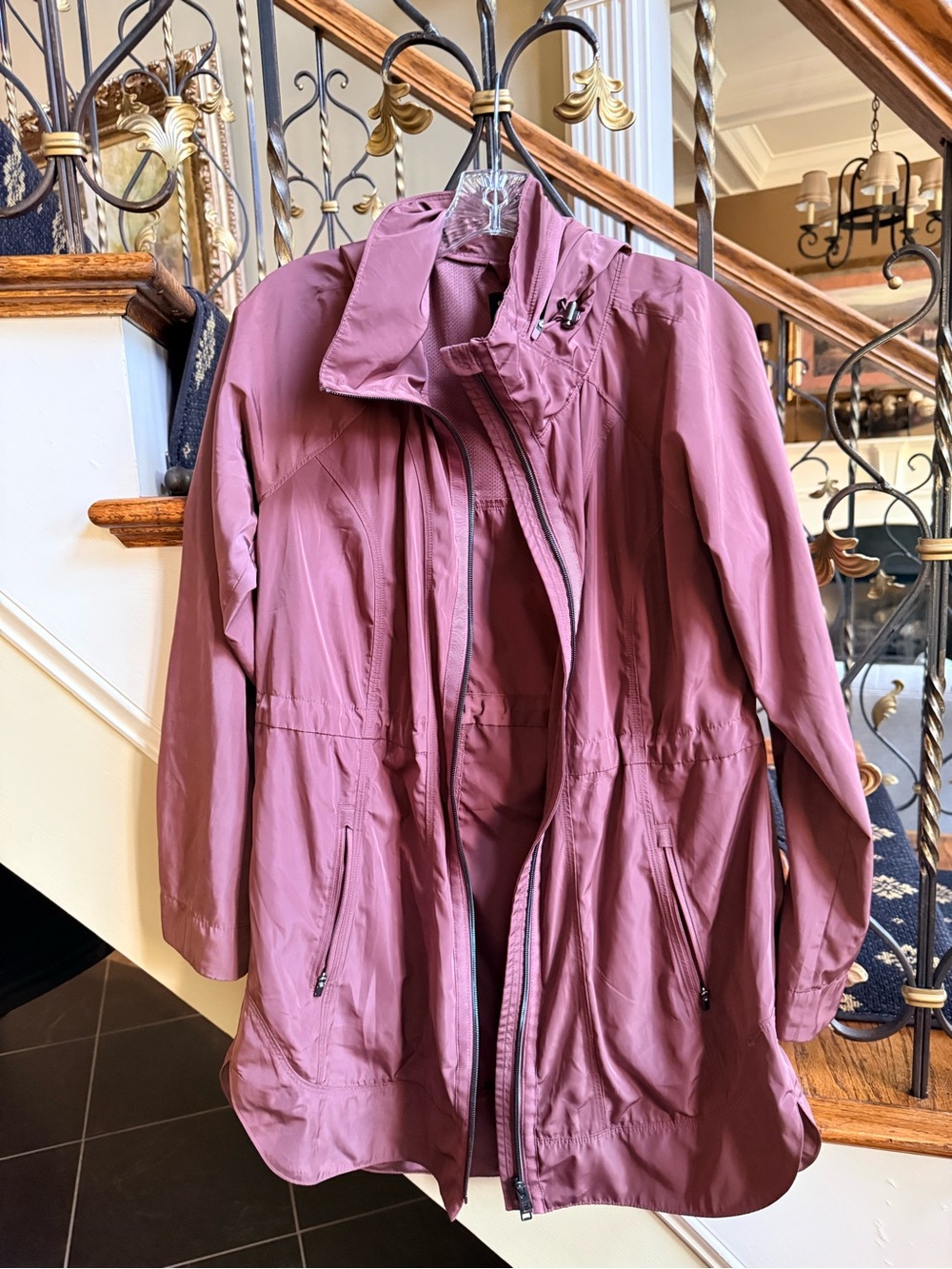 Athleta Polyester Rain Coat.XS EUC Hooded. Interior/exterior pockets.Inside draw